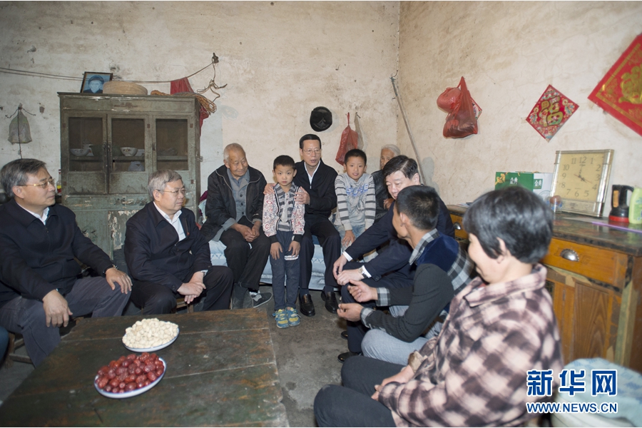 10月22日至23日，中共中央政治局常委、國務(wù)院副總理張高麗在山東調(diào)研扶貧工作情況。這是10月22日，張高麗在菏澤市巨野縣田莊鎮(zhèn)后屯村入戶看望生活困難村民。 新華社記者 王曄 攝