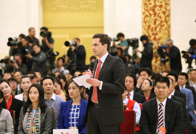 3月15日，國務(wù)院總理李克強在北京人民大會堂與中外記者見面，并回答記者提問。這是一位記者在提問。 新華社記者 劉衛(wèi)兵攝