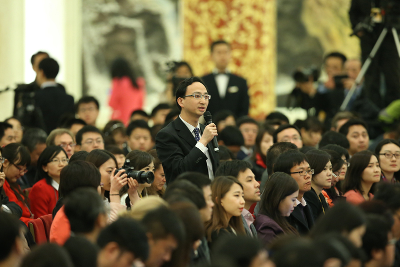 3月15日，國務(wù)院總理李克強在北京人民大會堂與中外記者見面，并回答記者提問。這是一位記者在提問。 新華社記者 龐興雷 攝