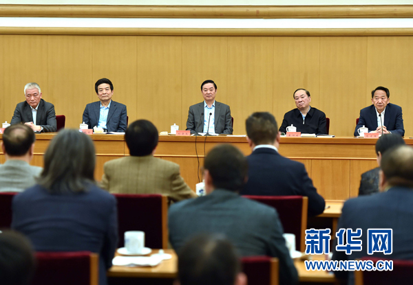 4月8日，中共中央政治局委員、中央書記處書記、中宣部部長劉奇葆在北京同講好中國故事專家學(xué)者、文化交流使者研討班學(xué)員座談。 新華社記者李濤 攝