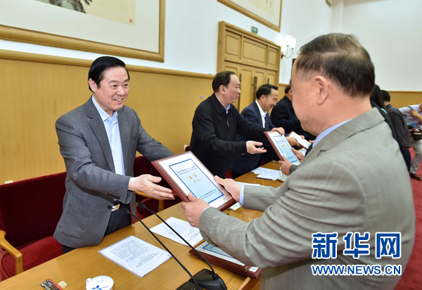 4月8日，中共中央政治局委員、中央書記處書記、中宣部部長劉奇葆在北京同講好中國故事專家學(xué)者、文化交流使者研討班學(xué)員座談。這是劉奇葆在座談會上向獲得講好中國故事文化交流使者稱號的代表頒發(fā)證書。新華社記者 李濤 攝
