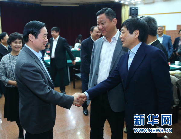 4月12日，中共中央政治局委員、中央書記處書記、中宣部部長劉奇葆在北京出席“走向世界的中國兒童文學(xué)”座談會并講話。這是座談會后，劉奇葆與國際安徒生獎獲得者、兒童文學(xué)作家曹文軒握手。新華社記者丁海濤攝