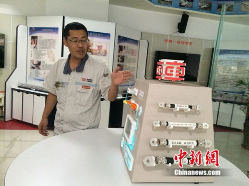 周勇在工作室介紹他制作的模型。中新網(wǎng) 邱宇 攝