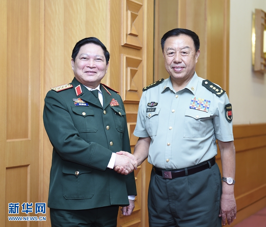 8月29日，中共中央政治局委員、中央軍委副主席范長(zhǎng)龍?jiān)诒本?huì)見(jiàn)越南共產(chǎn)黨中央政治局委員、國(guó)防部長(zhǎng)吳春歷。 新華社記者張領(lǐng)攝
