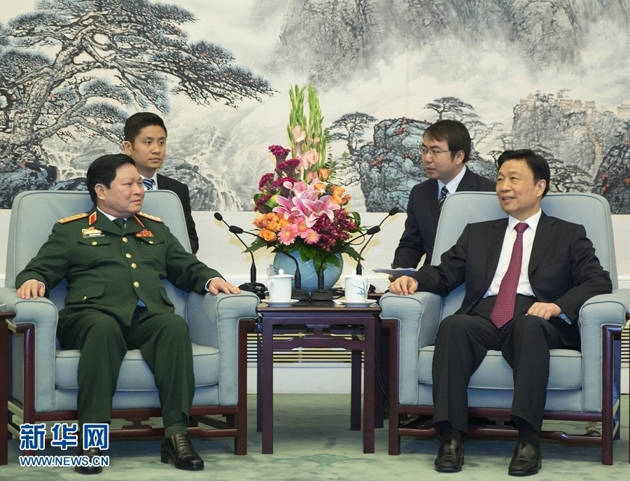 8月29日，中共中央政治局委員、國(guó)家副主席李源潮在北京會(huì)見(jiàn)越南共產(chǎn)黨中央政治局委員、國(guó)防部長(zhǎng)吳春歷。 新華社記者丁林?jǐn)z