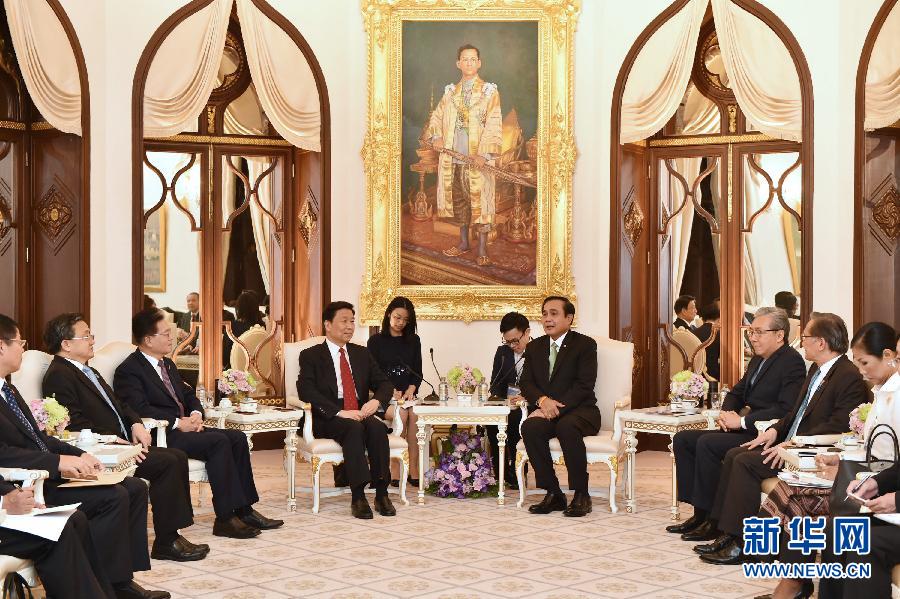 10月9日，泰國(guó)總理巴育（右四）在泰國(guó)曼谷會(huì)見前來出席亞洲合作對(duì)話第二次領(lǐng)導(dǎo)人會(huì)議的中國(guó)國(guó)家副主席李源潮。 新華社記者李芒茫攝