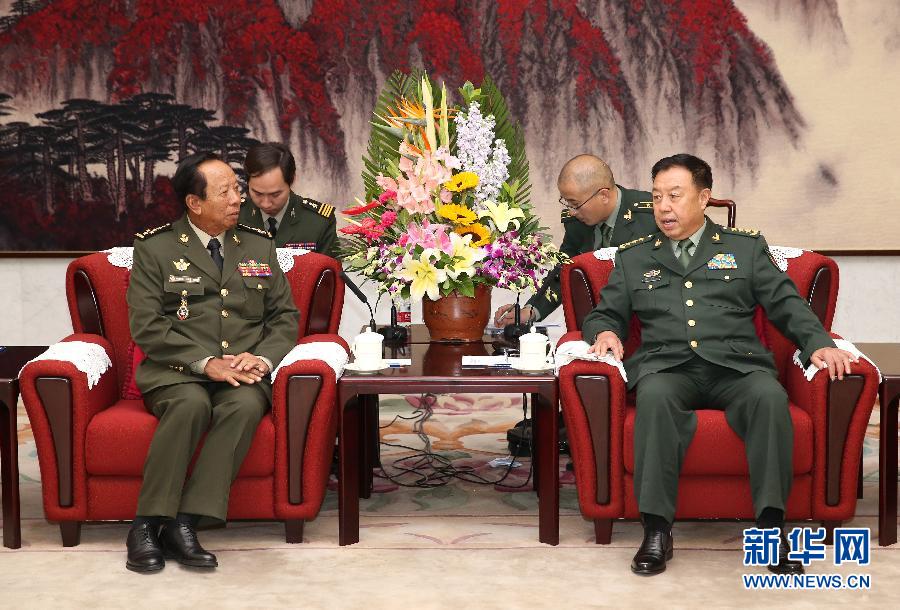10月13日，中央軍委副主席范長(zhǎng)龍?jiān)诒本?huì)見(jiàn)柬埔寨王國(guó)副首相兼國(guó)防大臣迪班。 新華社記者 馬占成 攝 