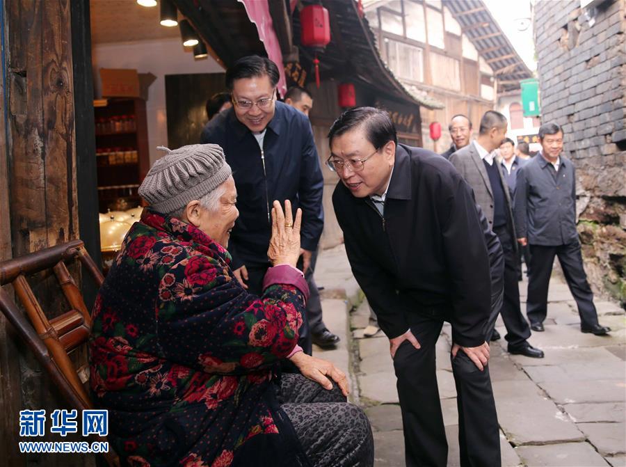 這是11月21日，張德江在宜賓李莊鎮(zhèn)同濟(jì)社區(qū)與居民親切交談。 新華社記者 劉衛(wèi)兵 攝 
