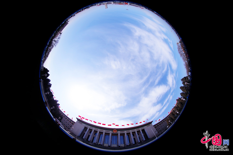  人民大會(huì)堂、天安門(mén)廣場(chǎng)、人民英雄紀(jì)念碑外部全景。中國(guó)網(wǎng) 鄭亮攝