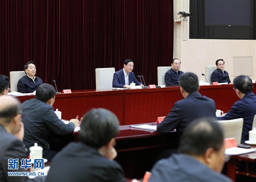  2月17日，在習(xí)近平總書記主持召開黨的新聞?shì)浾摴ぷ髯剷?huì)并發(fā)表重要講話一周年之際，中宣部在北京召開2017年新聞戰(zhàn)線“新春走基層”活動(dòng)座談會(huì)。中共中央政治局委員、中央書記處書記、中宣部部長(zhǎng)劉奇葆出席會(huì)議并講話。新華社記者 王曄 攝
