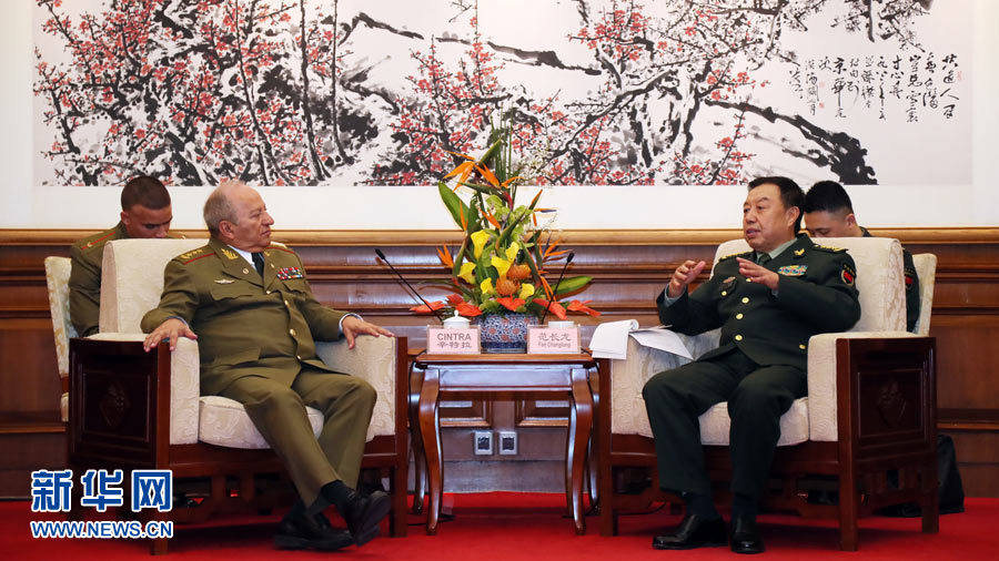 3月28日，中央軍委副主席范長龍在北京釣魚臺國賓館會見來華訪問的古巴革命武裝力量部部長萊奧波爾多·辛特拉。 新華社發(fā)（劉芳 攝） 
