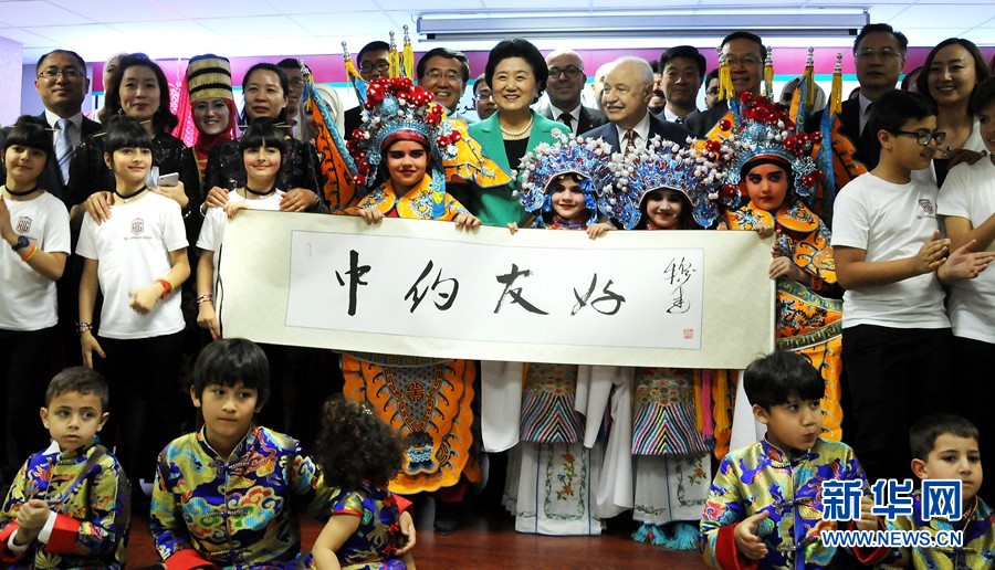4月20日，在約旦首都安曼，中國(guó)國(guó)務(wù)院副總理劉延?xùn)|（中）考察TAG孔子學(xué)院。 新華社記者林曉蔚攝