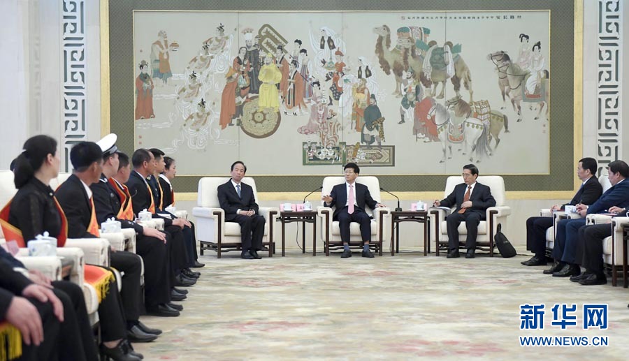4月24日，第十三屆全國(guó)見(jiàn)義勇為英雄模范表彰大會(huì)在北京人民大會(huì)堂召開(kāi)。會(huì)前，中共中央政治局委員、中央政法委書(shū)記孟建柱與見(jiàn)義勇為英雄模范及家屬代表座談。國(guó)務(wù)委員、公安部部長(zhǎng)郭聲琨出席座談會(huì)并在表彰大會(huì)上講話(huà)。新華社記者 張鐸 攝