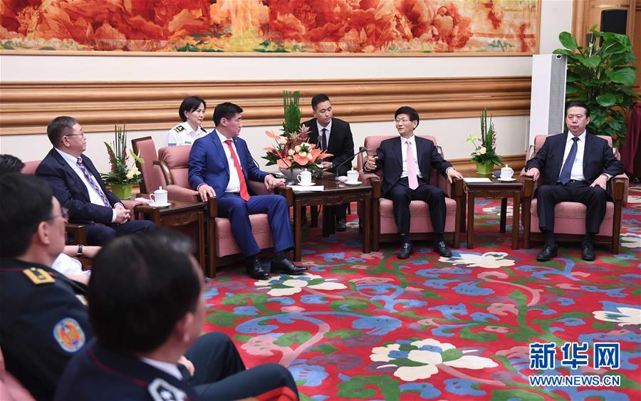 5月8日，中共中央政治局委員、中央政法委書記孟建柱在北京中南海會見蒙古國法律內(nèi)務(wù)部部長賓巴朝格特。 新華社記者 張鐸 攝