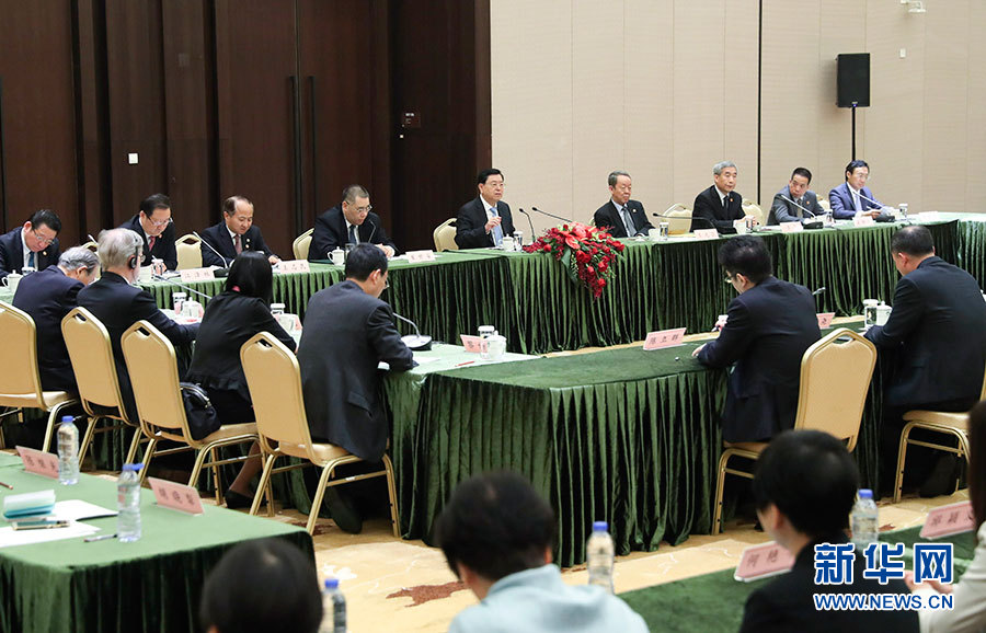 5月8日至10日，中共中央政治局常委、全國人大常委會委員長張德江視察澳門特別行政區(qū)。這是5月10日，張德江與教育工作者和學(xué)生代表座談。新華社記者 龐興雷 攝