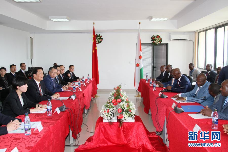 5月11日，中國國家副主席李源潮在布瓊布拉與布隆迪第一副總統(tǒng)辛迪姆沃和第二副總統(tǒng)布托雷舉行會談。 新華社記者呂天然攝 