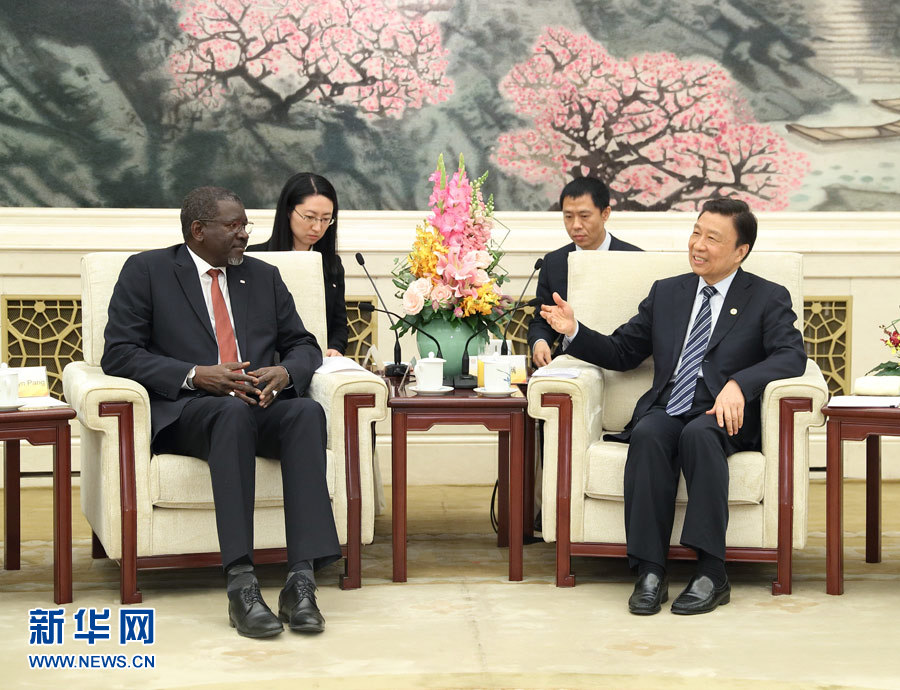 5月15日，國家副主席、中國紅十字會名譽會長李源潮在北京會見來華出席“一帶一路”國際合作高峰論壇的紅十字會與紅新月會國際聯(lián)合會秘書長阿西。新華社記者 王曄 攝