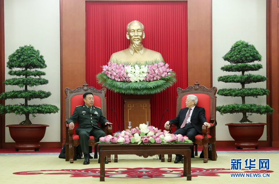 6月18日，在越南首都河內，正在越南訪問的中央軍委副主席范長龍（左）會見越共中央總書記阮富仲。 新華社發(fā)（李曉偉攝） 