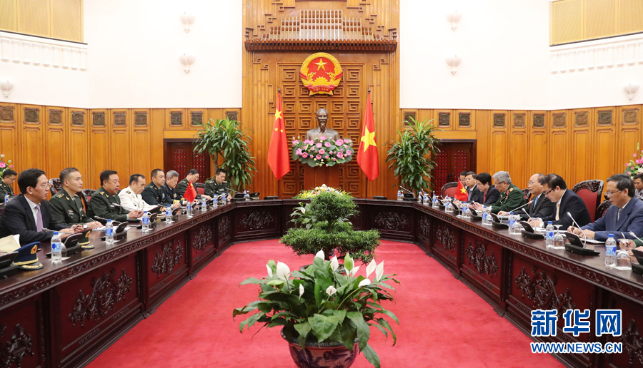 6月18日，在越南首都河內，正在越南訪問的中央軍委副主席范長龍（左三）會見越南政府總理阮春福（右三）。 新華社發(fā)（李曉偉攝）