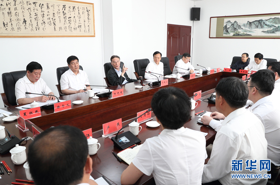 6月20日至22日，中共中央政治局常委、中央紀(jì)委書記王岐山在貴州省檢查紀(jì)檢監(jiān)察工作。這是6月21日，王岐山在修文縣委紀(jì)委座談會(huì)上講話。新華社記者 王曄 攝