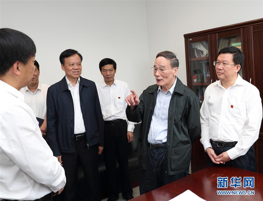 6月20日至22日，中共中央政治局常委、中央紀(jì)委書記王岐山在貴州省檢查紀(jì)檢監(jiān)察工作。這是6月21日，王岐山在省紀(jì)委與紀(jì)檢監(jiān)察干部親切交流。新華社記者 王曄 攝