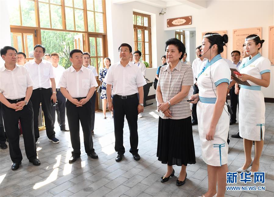 6月25日，全國(guó)民族團(tuán)結(jié)進(jìn)步創(chuàng)建經(jīng)驗(yàn)交流現(xiàn)場(chǎng)會(huì)在內(nèi)蒙古興安盟召開(kāi)，中共中央政治局委員、國(guó)務(wù)院副總理劉延?xùn)|出席會(huì)議并講話。在內(nèi)蒙古期間，劉延?xùn)|考察內(nèi)蒙古人民代表會(huì)議舊址即“五一會(huì)址”，深入社區(qū)看望各族干部群眾。這是劉延?xùn)|考察“五一會(huì)址”。新華社記者 陳曄華 攝