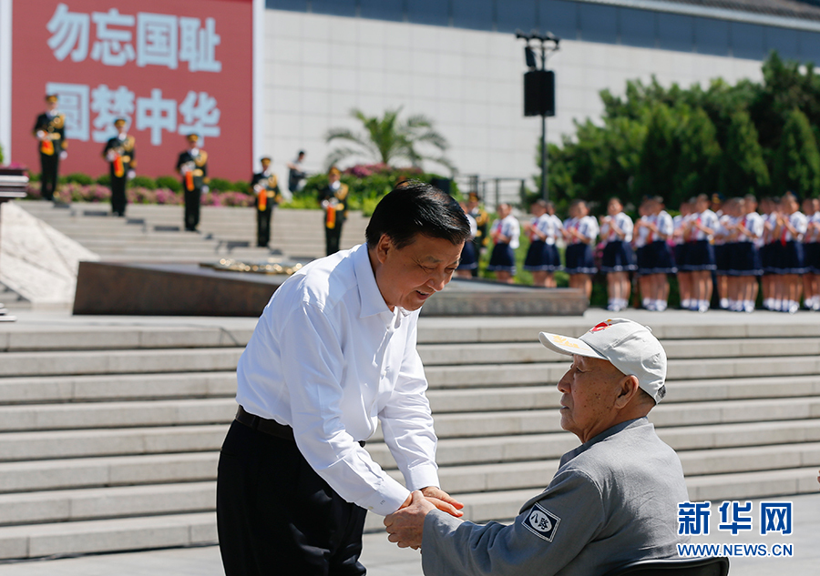 7月7日，紀念全民族抗戰(zhàn)爆發(fā)80周年儀式在中國人民抗日戰(zhàn)爭紀念館舉行。中共中央政治局常委、中央書記處書記劉云山出席儀式并講話。這是儀式開始前，劉云山與老八路代表握手。新華社記者崔新鈺攝
