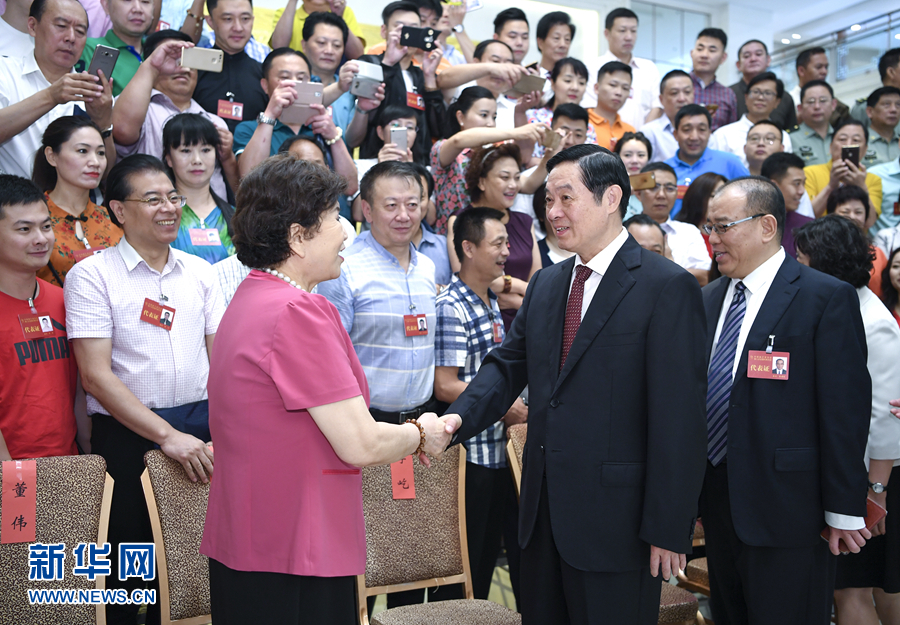 7月19日，中國(guó)曲藝家協(xié)會(huì)第八次全國(guó)代表大會(huì)在北京召開。中共中央政治局委員、中央書記處書記、中宣部部長(zhǎng)劉奇葆出席開幕式并講話。這是開幕式前，劉奇葆接見與會(huì)代表。新華社記者 張領(lǐng) 攝