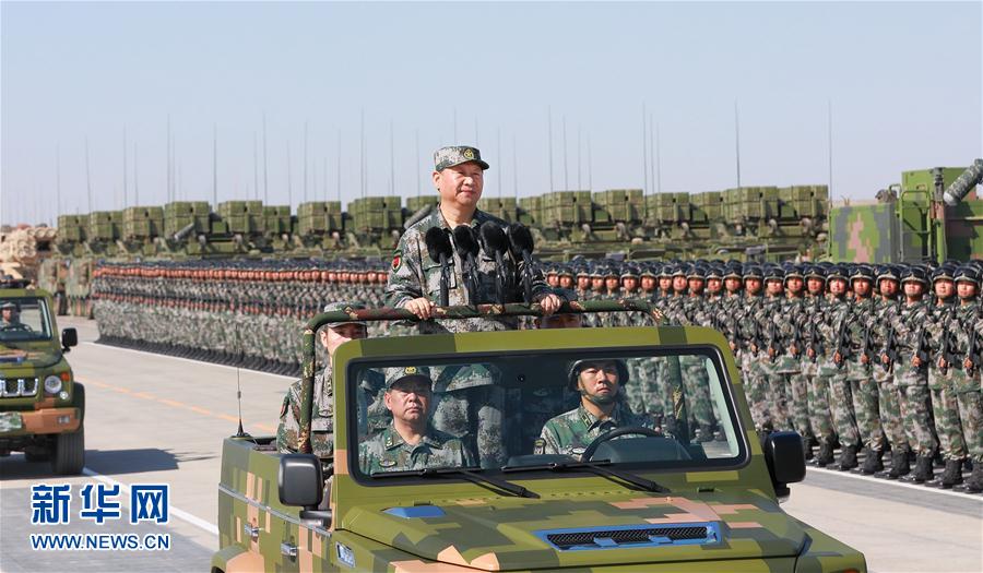 7月30日上午，慶祝中國人民解放軍建軍90周年閱兵在朱日和聯(lián)合訓(xùn)練基地隆重舉行。中共中央總書記、國家主席、中央軍委主席習(xí)近平檢閱部隊并發(fā)表重要講話。這是習(xí)近平乘車檢閱部隊。新華社記者 李剛 攝