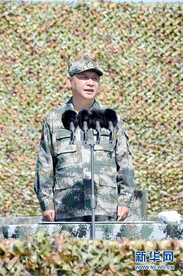 7月30日上午，慶祝中國人民解放軍建軍90周年閱兵在朱日和聯(lián)合訓(xùn)練基地隆重舉行。中共中央總書記、國家主席、中央軍委主席習(xí)近平檢閱部隊并發(fā)表重要講話。新華社記者 蘭紅光攝