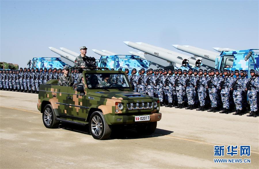7月30日上午，慶祝中國人民解放軍建軍90周年閱兵在朱日和聯(lián)合訓(xùn)練基地隆重舉行。中共中央總書記、國家主席、中央軍委主席習(xí)近平檢閱部隊并發(fā)表重要講話。這是習(xí)近平乘車檢閱部隊。新華社記者 李濤 攝