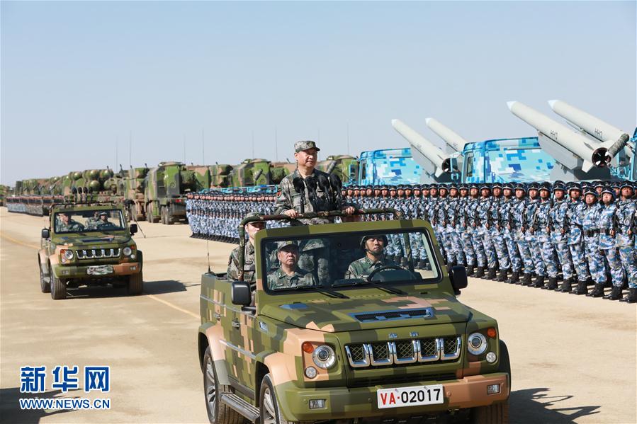 7月30日上午，慶祝中國人民解放軍建軍90周年閱兵在朱日和聯(lián)合訓(xùn)練基地隆重舉行。中共中央總書記、國家主席、中央軍委主席習(xí)近平檢閱部隊并發(fā)表重要講話。這是習(xí)近平乘車檢閱部隊。新華社記者 李剛 攝
