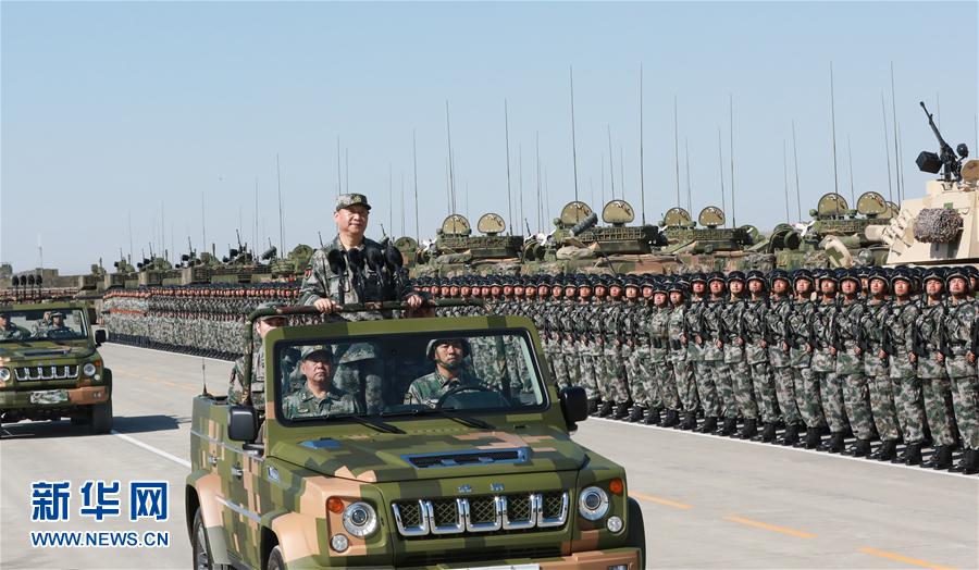 7月30日上午，慶祝中國人民解放軍建軍90周年閱兵在朱日和聯(lián)合訓(xùn)練基地隆重舉行。中共中央總書記、國家主席、中央軍委主席習(xí)近平檢閱部隊并發(fā)表重要講話。這是習(xí)近平乘車檢閱部隊。新華社記者 李剛 攝