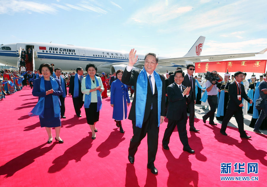 8月7日，以中共中央政治局常委、全國政協(xié)主席俞正聲為團(tuán)長(zhǎng)的中央代表團(tuán)飛抵呼和浩特，出席內(nèi)蒙古自治區(qū)成立70周年慶?；顒?dòng)。中央代表團(tuán)在機(jī)場(chǎng)受到內(nèi)蒙古各族群眾的熱烈歡迎。新華社記者 姚大偉 攝
