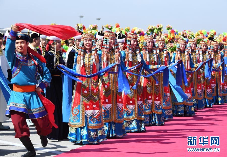 8月7日，以中共中央政治局常委、全國政協(xié)主席俞正聲為團(tuán)長(zhǎng)的中央代表團(tuán)飛抵呼和浩特，出席內(nèi)蒙古自治區(qū)成立70周年慶?；顒?dòng)。中央代表團(tuán)在機(jī)場(chǎng)受到內(nèi)蒙古各族群眾的熱烈歡迎。新華社記者 張領(lǐng) 攝