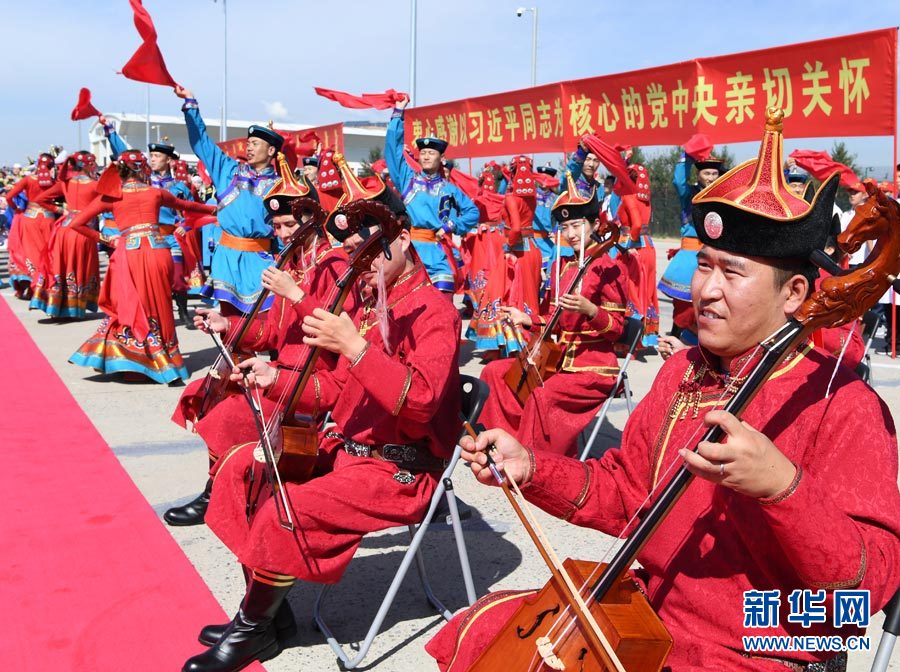 8月7日，以中共中央政治局常委、全國政協(xié)主席俞正聲為團(tuán)長(zhǎng)的中央代表團(tuán)飛抵呼和浩特，出席內(nèi)蒙古自治區(qū)成立70周年慶祝活動(dòng)。中央代表團(tuán)在機(jī)場(chǎng)受到內(nèi)蒙古各族群眾的熱烈歡迎。新華社記者 張領(lǐng) 攝