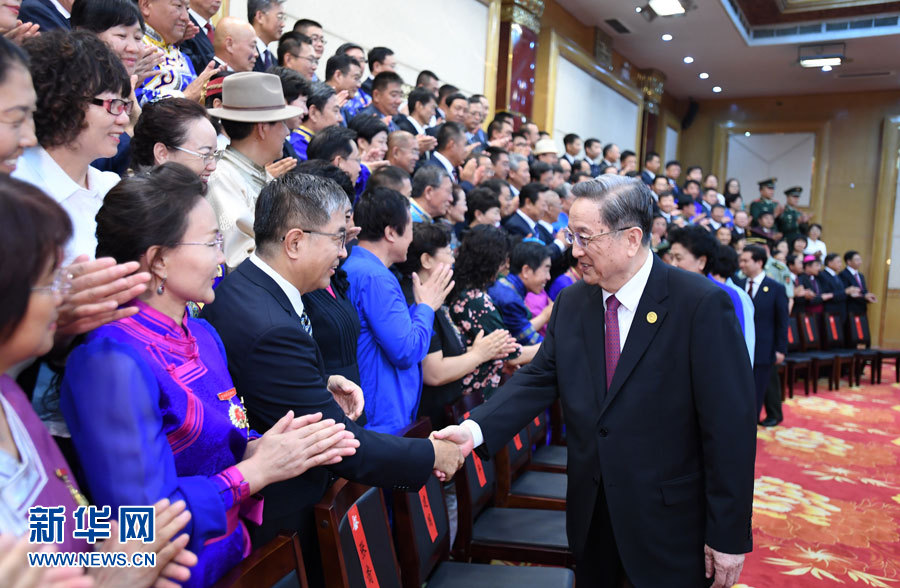 8月7日，中共中央政治局常委、全國政協(xié)主席、中央代表團(tuán)團(tuán)長俞正聲在內(nèi)蒙古新城賓館會見內(nèi)蒙古自治區(qū)離退休老同志和各族各界群眾代表，并與他們合影留念。新華社記者 張領(lǐng) 攝