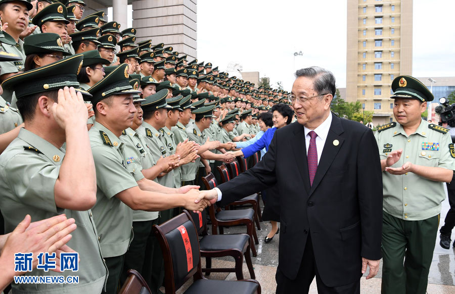 8月7日，中共中央政治局常委、全國政協(xié)主席、中央代表團(tuán)團(tuán)長俞正聲率代表團(tuán)部分成員分別赴內(nèi)蒙古軍區(qū)、武警內(nèi)蒙古總隊(duì)、武警內(nèi)蒙古森林總隊(duì)慰問，并會(huì)見自治區(qū)政法干警代表。這是俞正聲會(huì)見武警內(nèi)蒙古總隊(duì)官兵。新華社記者 張領(lǐng) 攝