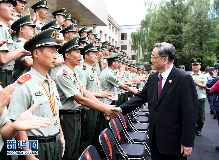 8月7日，中共中央政治局常委、全國政協(xié)主席、中央代表團(tuán)團(tuán)長俞正聲率代表團(tuán)部分成員分別赴內(nèi)蒙古軍區(qū)、武警內(nèi)蒙古總隊(duì)、武警內(nèi)蒙古森林總隊(duì)慰問，并會(huì)見自治區(qū)政法干警代表。這是俞正聲會(huì)見武警內(nèi)蒙古森林總隊(duì)官兵。新華社記者 張領(lǐng) 攝