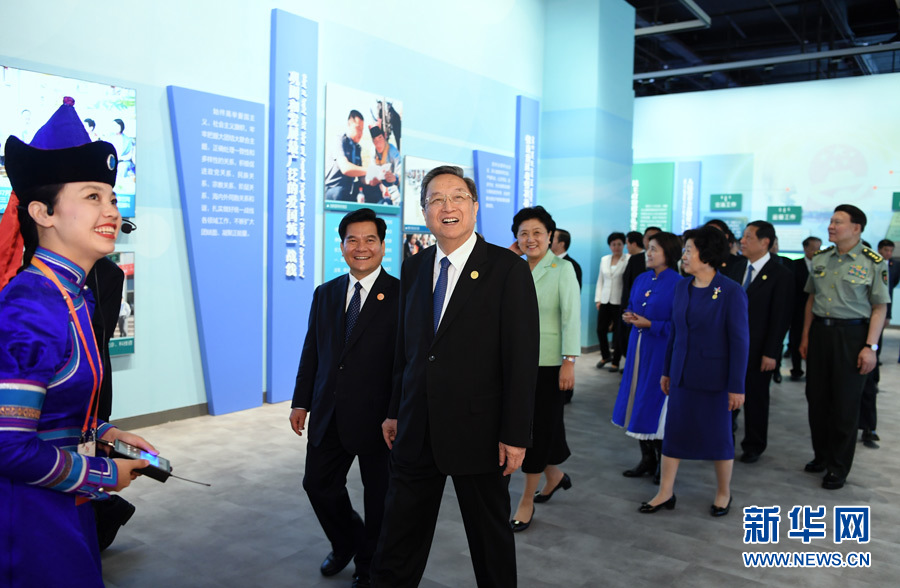 8月7日，中共中央政治局常委、全國政協(xié)主席、中央代表團團長俞正聲率代表團全體成員來到內(nèi)蒙古展覽館，參觀《守望相助團結(jié)奮斗——慶祝內(nèi)蒙古自治區(qū)成立70周年展覽》。 新華社記者 張領(lǐng) 攝