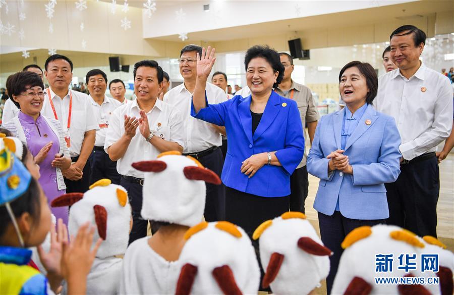 8月9日，中共中央政治局委員、國務(wù)院副總理、中央代表團(tuán)副團(tuán)長劉延?xùn)|率中央代表團(tuán)二分團(tuán)到赤峰看望慰問各族干部群眾。這是劉延?xùn)|在赤峰市青少年宮與青少年熱烈互動。新華社記者 連振 攝