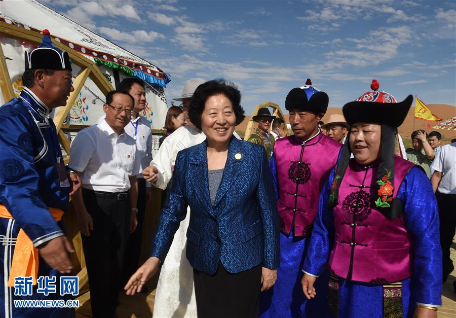 8月10日，中共中央政治局委員、中央統(tǒng)戰(zhàn)部部長、中央代表團(tuán)副團(tuán)長孫春蘭率中央代表團(tuán)三分團(tuán)繼續(xù)在內(nèi)蒙古自治區(qū)阿拉善盟看望慰問，把以習(xí)近平同志為核心的黨中央的親切關(guān)懷和全國各族人民的美好祝福帶給阿拉善各族各界干部群眾。這是孫春蘭在牧民張輝生（右二）家了解生產(chǎn)生活情況。新華社記者 任軍川 攝