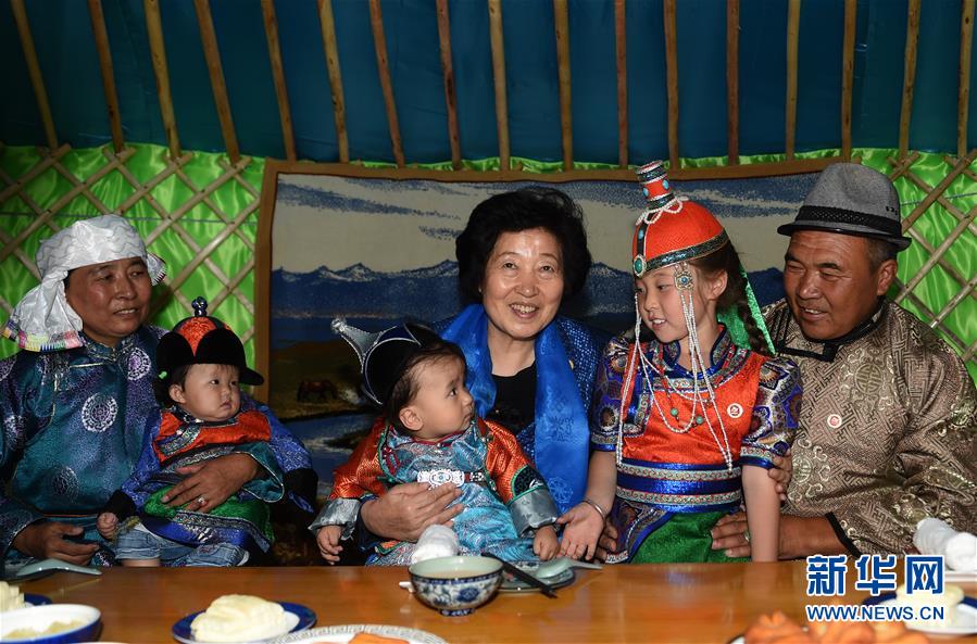 8月11日，帶著以習(xí)近平同志為核心的黨中央的親切關(guān)懷和全國各族人民的美好祝福，中共中央政治局委員、中央統(tǒng)戰(zhàn)部部長、中央代表團(tuán)副團(tuán)長孫春蘭率中央代表團(tuán)三分團(tuán)在錫林郭勒盟看望各族干部群眾，共同慶祝內(nèi)蒙古自治區(qū)成立70周年。這是孫春蘭在錫林浩特市寶力根蘇木牧民巴·巴特爾（右一）家中看望。新華社記者 任軍川 攝