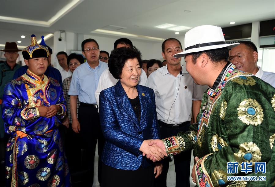 8月11日，帶著以習(xí)近平同志為核心的黨中央的親切關(guān)懷和全國各族人民的美好祝福，中共中央政治局委員、中央統(tǒng)戰(zhàn)部部長、中央代表團(tuán)副團(tuán)長孫春蘭率中央代表團(tuán)三分團(tuán)在錫林郭勒盟看望各族干部群眾，共同慶祝內(nèi)蒙古自治區(qū)成立70周年。這是孫春蘭在非公企業(yè)大莊園生態(tài)牛羊肉產(chǎn)業(yè)示范園同前來售羊的牧民親切交談。新華社記者 任軍川 攝