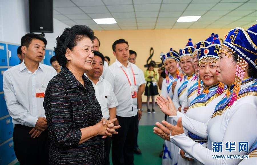 8月11日，中共中央政治局委員、國務院副總理、中央代表團副團長劉延東率中央代表團二分團，看望慰問烏蘭察布各族干部群眾，轉達以習近平同志為核心的黨中央的親切關懷和全國人民的美好祝愿。這是劉延東在考察察哈爾社區(qū)時與居民們親切交談。新華社記者 連振 攝