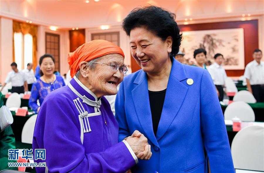 8月11日，中共中央政治局委員、國務院副總理、中央代表團副團長劉延東率中央代表團二分團，看望慰問烏蘭察布各族干部群眾，轉達以習近平同志為核心的黨中央的親切關懷和全國人民的美好祝愿。這是劉延東在出席烏蘭察布市慶祝內蒙古自治區(qū)成立70周年座談會后，與“草原母親”都貴瑪親切交談。新華社記者 連振 攝