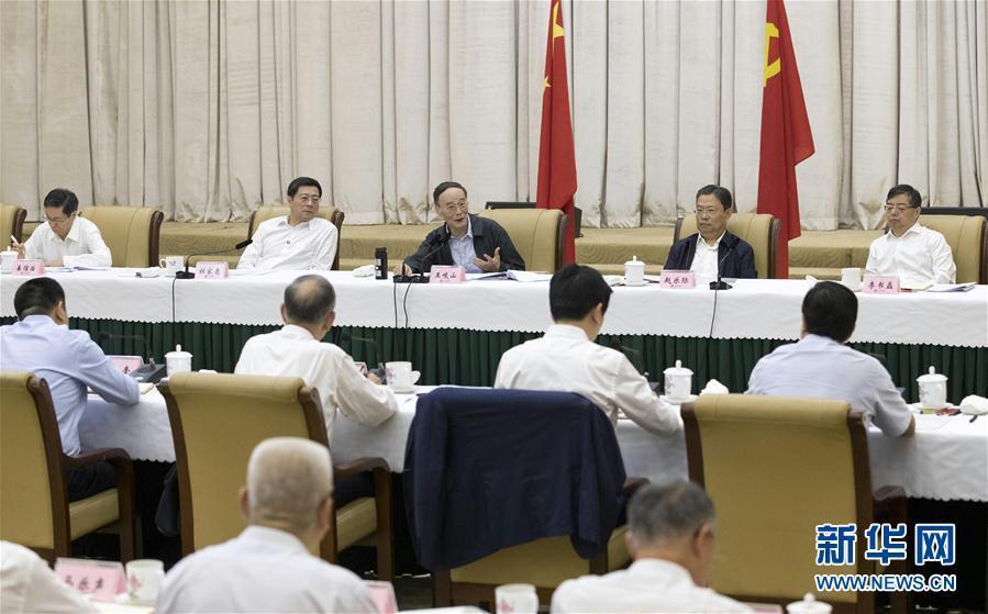 9月3日至5日，中共中央政治局常委、中央紀(jì)委書(shū)記、中央巡視工作領(lǐng)導(dǎo)小組組長(zhǎng)王岐山在湖南省調(diào)研并主持召開(kāi)巡察工作座談會(huì)。這是9月4日，王岐山在長(zhǎng)沙主持召開(kāi)巡察工作座談會(huì)。新華社記者 王曄 攝
