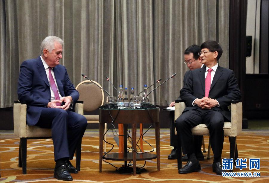 9月11日，在塞爾維亞首都貝爾格萊德，習(xí)近平主席特使、中共中央政治局委員、中央政法委書記孟建柱（右）會(huì)見塞爾維亞前總統(tǒng)尼科利奇（左）。新華社記者王慧娟攝