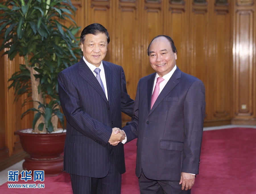 應(yīng)越南共產(chǎn)黨邀請，中共中央政治局常委、中央書記處書記劉云山9月18日至19日對越南進行正式訪問。這是9月19日，劉云山在河內(nèi)會見越南總理阮春福。 新華社記者 丁林 攝