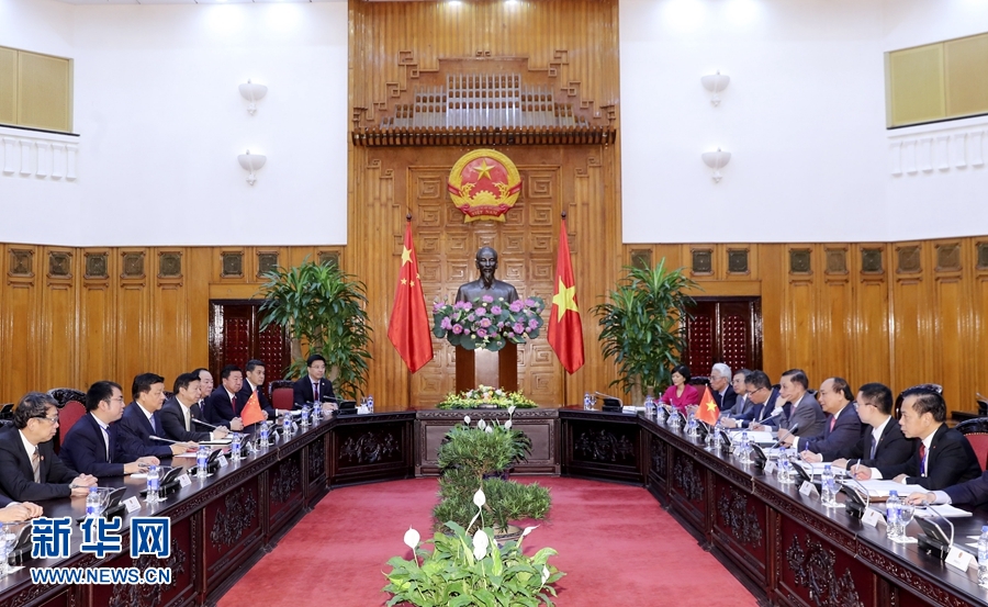 應(yīng)越南共產(chǎn)黨邀請，中共中央政治局常委、中央書記處書記劉云山9月18日至19日對越南進行正式訪問。這是9月19日，劉云山在河內(nèi)會見越南總理阮春福。 新華社記者 丁林 攝